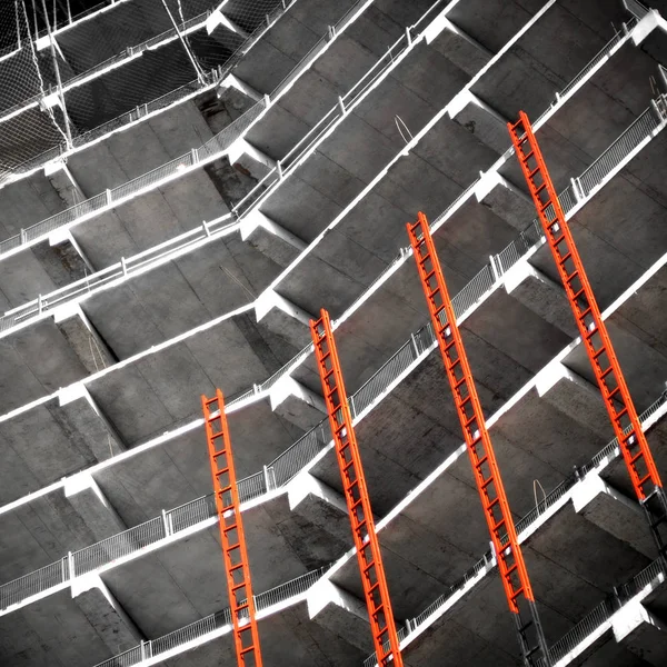Kırmızı metal merdivenli bitmemiş beton bina