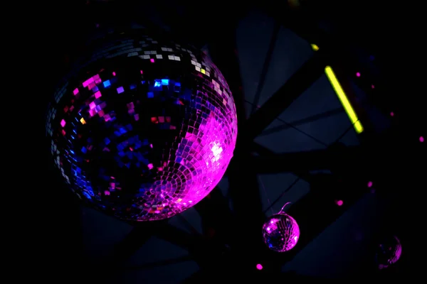 Bola Discoteca Club Nocturno Con Luces Azules Moradas Espejo Bola — Foto de Stock