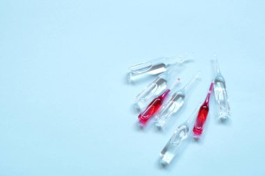 Mavi arka planda ampuller.