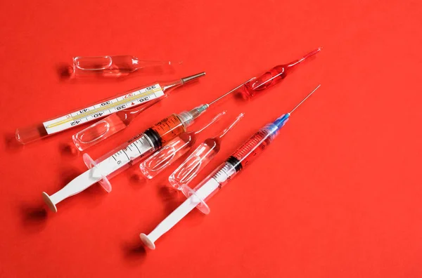 Injekční Stříkačky Ampulky Krvavém Červeném Pozadí — Stock fotografie