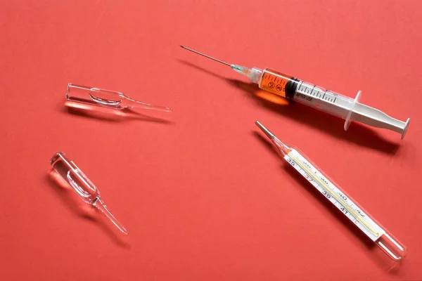 Injekční Stříkačky Ampulky Červeném Pozadí — Stock fotografie