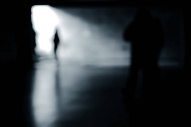 Bulanık elbiseli insanların siluetleri. Hareketli insanların bulanık görüntüsü.