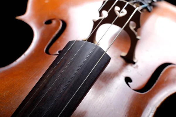 黑背景的老式大提琴大提琴的细节 — 图库照片