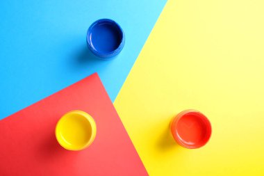 Renkli arka planda plastik kaplarda akrilik boya.