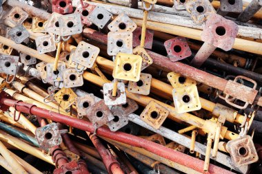 Renkli metal borular yığını. İnşaat sektöründe kullanılan metal borular.
