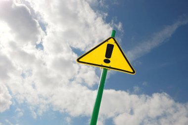 Sarı uyarı işareti ve ünlem işareti. Ünlem işareti gönderimi.