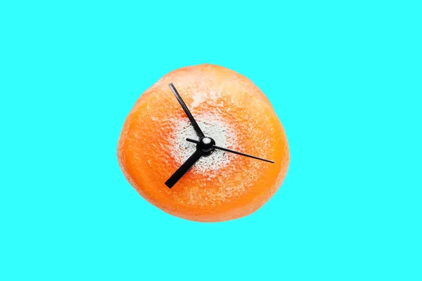 橙色的钟在生动的水蓝色背景上腐烂着 浪费时间概念 — 图库照片