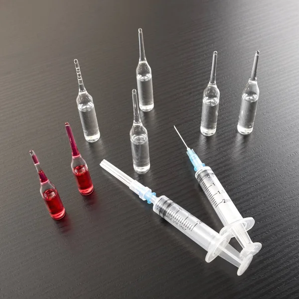 Lékařské Stříkačky Ampule Vakcínou Dřevěné Desce Injekční Stříkačky Ampulky Dřevěném — Stock fotografie