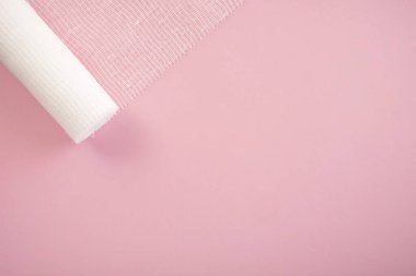 Metin için kopyala-yapıştır alanı olan pembe arkaplanda steril bangade.