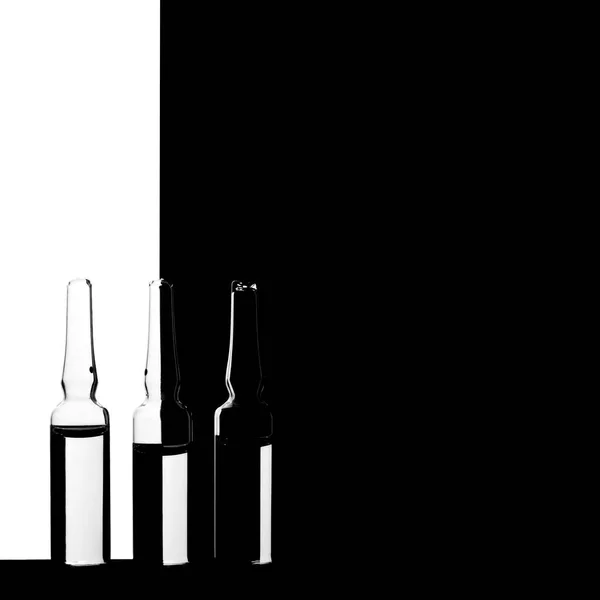黒と白の幾何学的背景に医学のアンプル アンプルの高コントラスト画像 — ストック写真