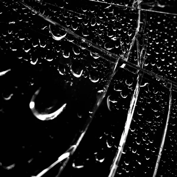 碎玻璃背景为黑色 黑色简约的背景 玻璃上有裂缝 有水滴 抽象的黑人简约主义 — 图库照片