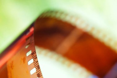 Bulanık renkli negatif film. 35 mm negatif film. Sığ alan derinliğine sahip fotoğraflı film görüntüsü.