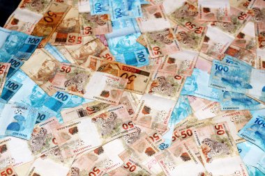 Brezilya para 50 ile 100 notlar