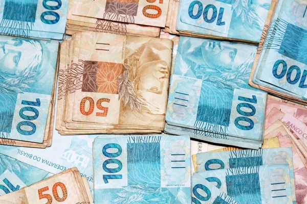 ブラジルのお金の 50 と 100 パック — ストック写真