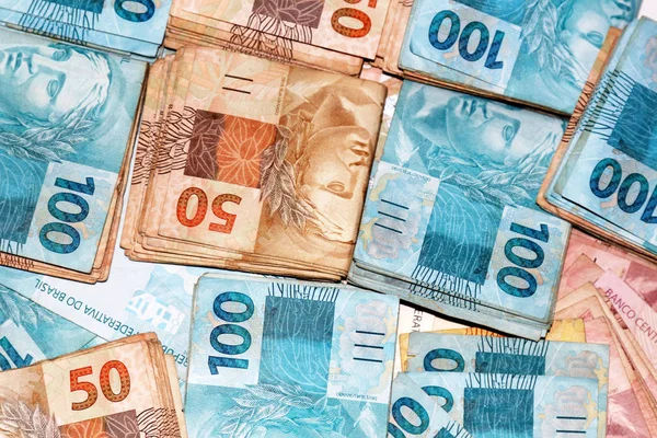 50 ve 100 Reali notları ile Brezilyalı para paketleri — Stok fotoğraf