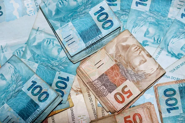 Βραζιλίας χρήματα πακέτα με 50 και των 100 reais σημειώσεις — Φωτογραφία Αρχείου