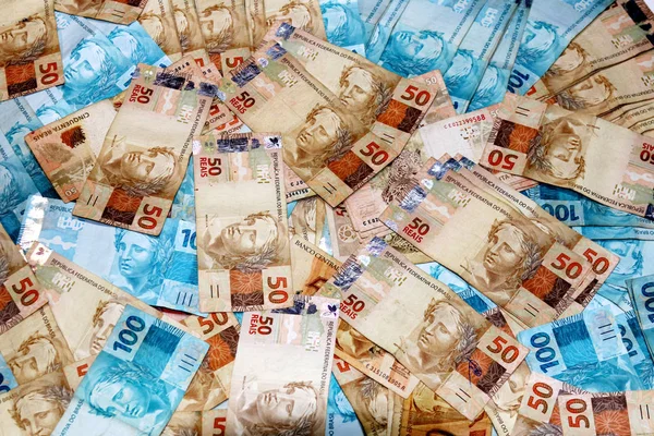 Çeşitli miktarlarda Brezilyalı banknotlar — Stok fotoğraf