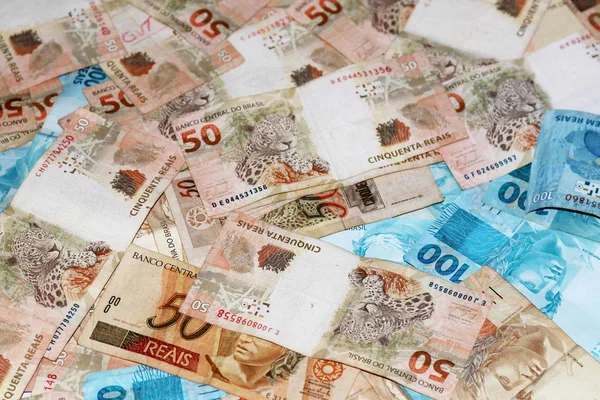 Braziliaanse munt notities in verschillende hoeveelheden — Stockfoto