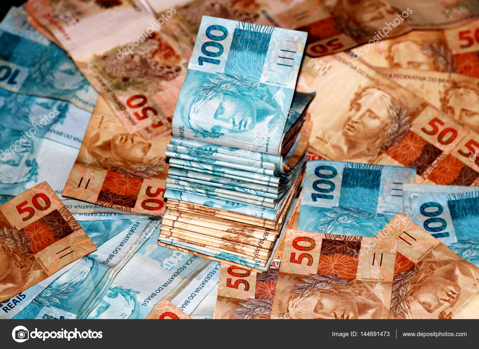 Notas de 100 reais do brasil Stock Photo by ©joelfotos 144692049