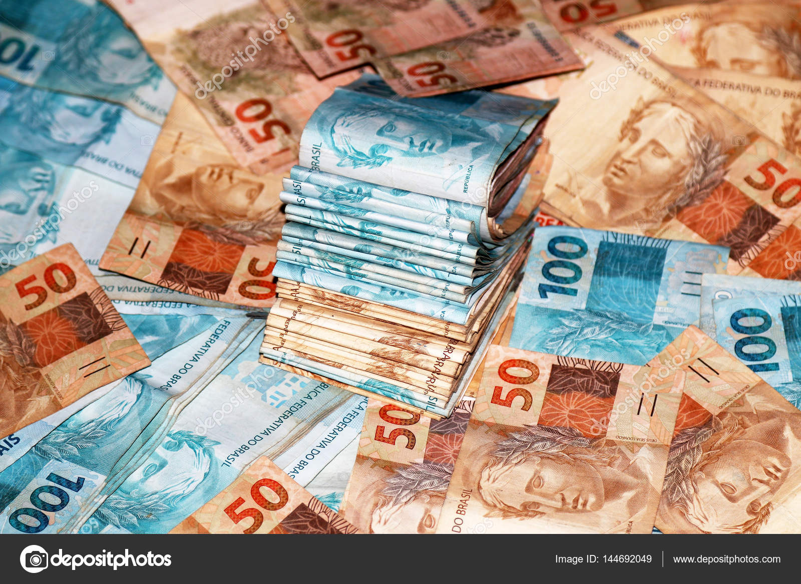 Notas de 100 reais do brasil Stock Photo by ©joelfotos 144692049