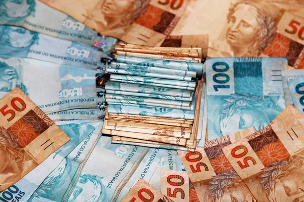 Pacote de dinheiro com novas notas de 100 reais — Fotografia de Stock
