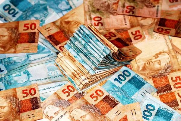 Pacchetto denaro brasiliano con banconote da 100 e 50 reais — Foto Stock