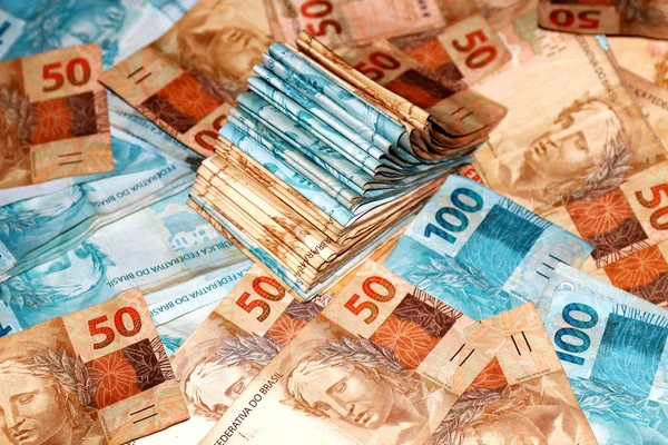 Cash-paket med 100 reais anteckningar från Brasilien — Stockfoto