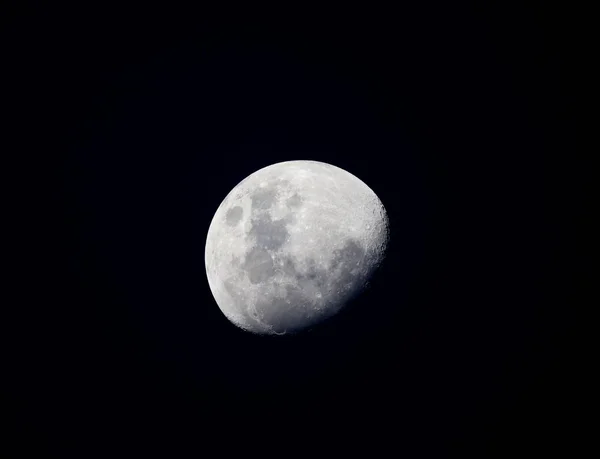 Луна на черном фоне неба — стоковое фото