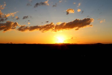 Güneş bulutların ikindi aydınlatıcı