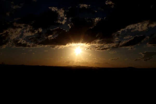 Skyline verlicht door de zon — Stockfoto