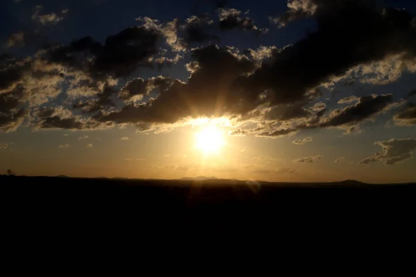 Puesta de sol en el horizonte — Foto de Stock