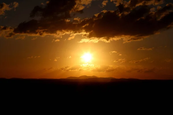 水平線に色鮮やかな夕焼け — ストック写真