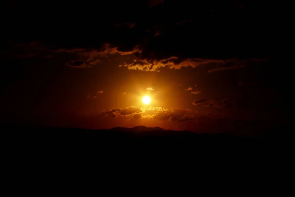 Pôr do sol colorir o horizonte — Fotografia de Stock