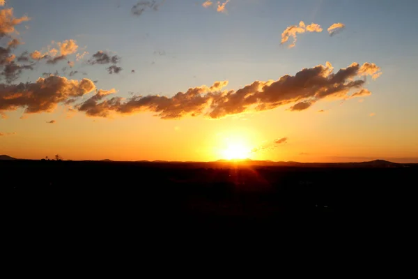 Cielo colorido por el sol al atardecer —  Fotos de Stock