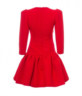 Beyaz arka plan üzerinde izole kırmızı elbise