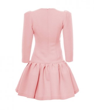 pembe elbise beyaz zemin üzerine izole