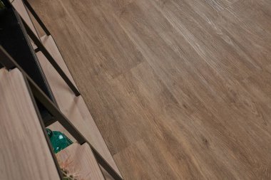 Pastel duvarlı ve ahşap meşe zeminli iç oturma odasında rahat bir koltuk..