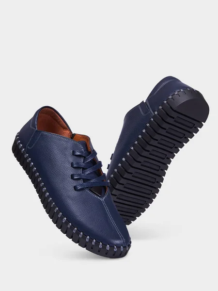 Ανδρικά Μπλε Καλοκαιρινά Παπούτσια Διάτρηση Και Ελαστική Μαύρη Σόλα Απομονωμένα — Φωτογραφία Αρχείου