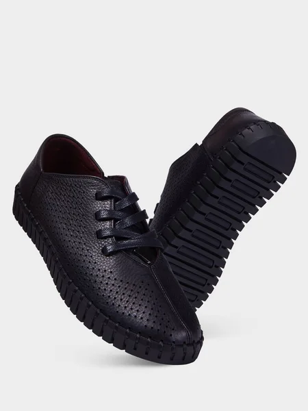 Zapatos Verano Piel Para Hombre Con Perforación Suela Elástica Negra —  Fotos de Stock