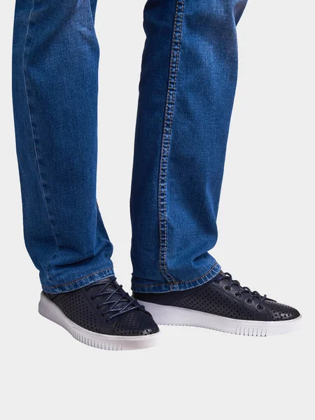 Blauwe Heren Zomerse Lederen Sneakers Met Perforatie Witte Zool Sportschoenen — Stockfoto