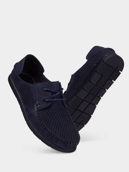Delikli Elastik Siyah Tabanlı Erkek Süet Mavi Yaz Ayakkabıları Beyaz — Stok fotoğraf