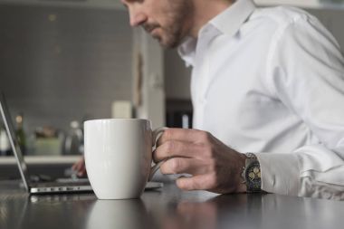 İşadamı kahve masasında ile 