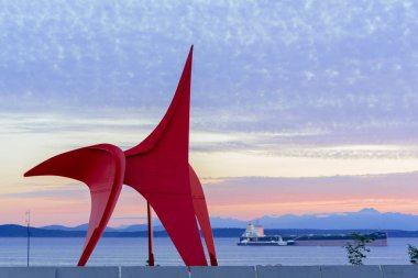Seattle heykel parkında Alexander Calder 'ın Kartal heykeli..