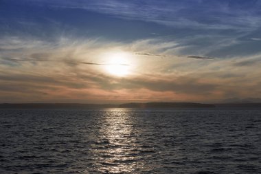 Denizin üzerinde gün batımı