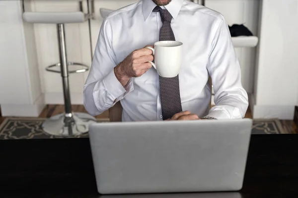 Kaffee mit Laptop-Mann — Stockfoto