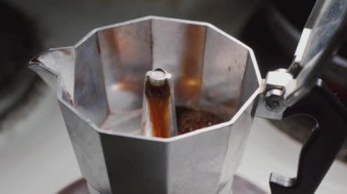 Ocakta demlenen Moka tenceresi. İtalyan espresso kahvesi moka demliğinde kaynıyor.