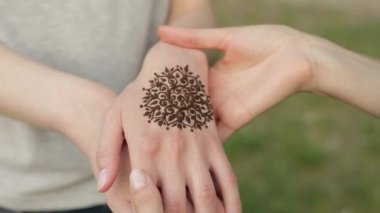 Eller çiçek mehndi dövme olan iki genç beyaz kızların.