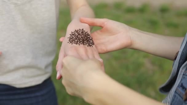 Hand av unga kaukasiska kvinna med blommig mehndi tatuering. — Stockvideo