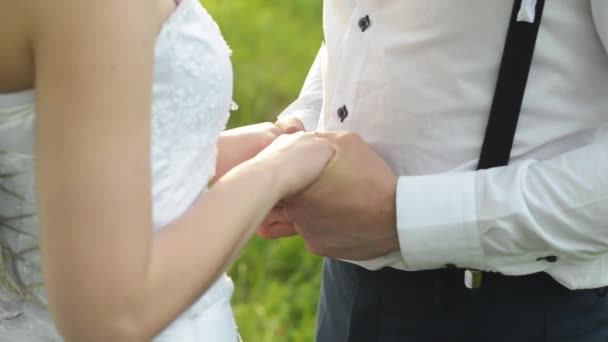 Primer plano de los recién casados dedos suavemente se tocan entre sí. Feliz pareja caucásica cogida de la mano . — Vídeos de Stock