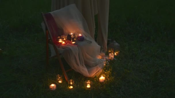 Zicht op de stoel van de goed ingerichte bruiloft met kaarsen. De ceremonie van het huwelijk van de nacht. — Stockvideo